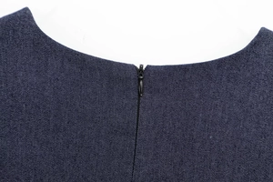Détail du col et de la fermeture éclair invisible sur cette robe midi bleu foncé
