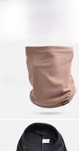 Detalle de calentador de cuello polar con cordón ajustable y costuras de alta calidad