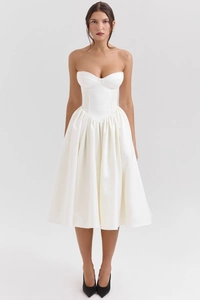 Vista dettagliata dell'elegante corpetto a corsetto e gonna a pieghe di questo abito bianco
