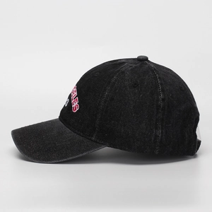 Detail der GELES-Stickerei auf der Seite der schwarz gewaschenen Denim-Baseballkappe