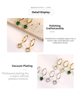 Détails macro de boucles d'oreilles cœur avec zircon vert et placage d'or poli