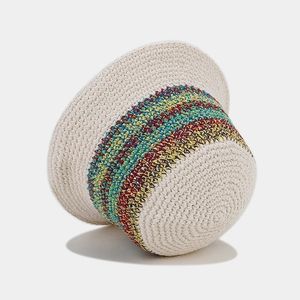 Vue détaillée du chapeau cloche en maille beige avec ruban tissé rayé multicolore