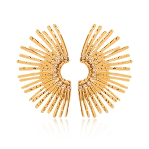 Boucles d'oreilles dorées en forme d'éventail avec zircons sur fond blanc épuré