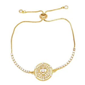 Pulsera de corazón ajustable chapada en oro con perla central y circonitas brillantes