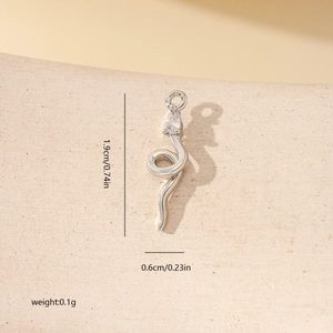 Vue détaillée d'un pendentif serpent en argent avec zircone et dimensions précises