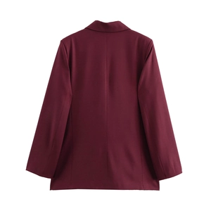 Vista posteriore di un blazer bordeaux doppiopetto con cucitura centrale e taglio elegante