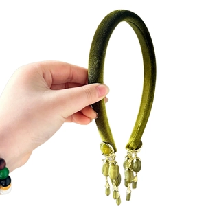 Serre-tête élégant en velours vert olive avec chaîne dorée et gland en pierre précieuse