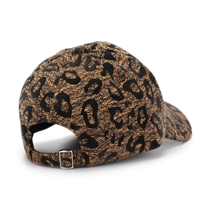 Detail of adjustable silver metal buckle on leopard print baseball cap with fabric texture