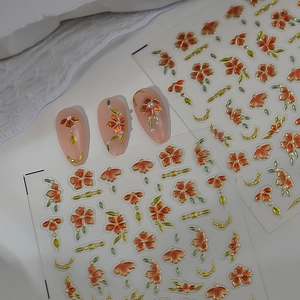 3D Nagelsticker im chinesischen Stil mit Blumenverlauf, Goldtextur und Perlenakzenten