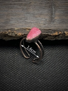 Detail shot of vintage bronze ring with raw pink stone and 1.6cm inner diameter scale