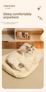 Alfombra acolchada para gatos con almohada de felpa en un acogedor escenario de hogar cálido