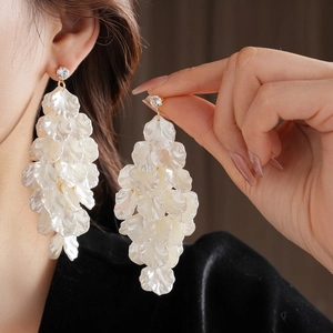 Orecchini a nappa con petali in acrilico e strass lucidi dallo stile elegante