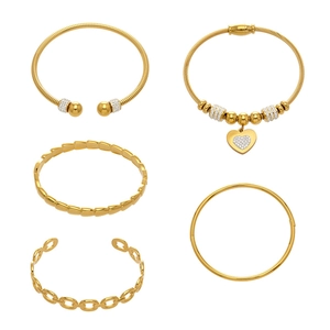 Set de cinco brazaletes de acero inoxidable dorado con diseño de serpiente y dije de corazón