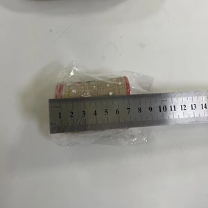 Dettaglio della misurazione del nastro di iuta da 5cm con renne e bordo rosso