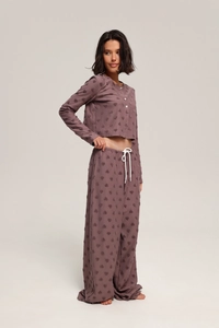 Détail d'un ensemble détente mauve avec texture floquée en cœur et cordon de serrage taille
