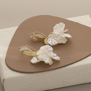 Eleganti orecchini a petalo di conchiglia dorati con accenti di cristallo e classe