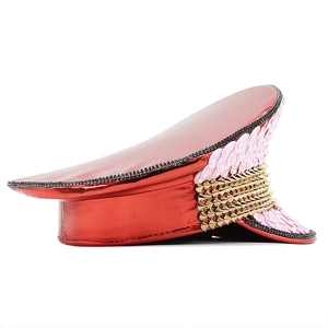 Détail d'un chapeau de capitaine rouge avec paillettes roses et clous dorés de fête