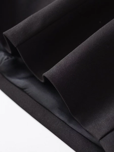 Gros plan sur la texture du tissu noir de haute qualité avec drapé souple du combishort