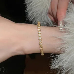 Bracelet à maillons cœur plaqué or 18 carats avec oxydes de zirconium au poignet