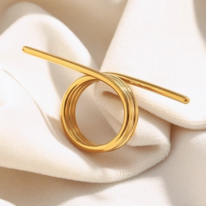 Minimalistischer Ring aus 18K vergoldetem Edelstahl mit Stabdesign auf Stoff