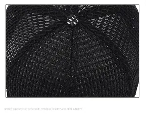 Dettaglio della corona in mesh nero traspirante con cuciture rinforzate e bottone