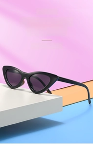Gros plan de lunettes de soleil œil-de-chat pour enfants sur un support géométrique