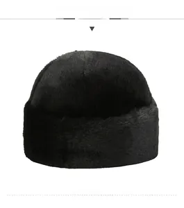 Détail d'un bonnet d'hiver épais en fausse fourrure noire avec texture pelucheuse