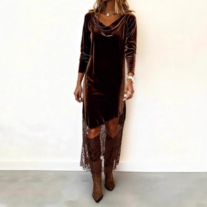 Détail d'une robe en velours marron avec décolleté en V plissé et bordure en dentelle