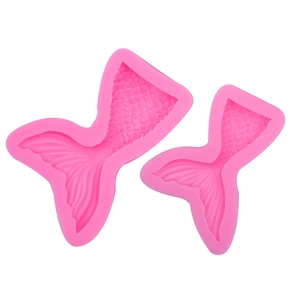 Stampi in silicone rosa a forma di coda di sirena con dettagliate trame a squame per dolci