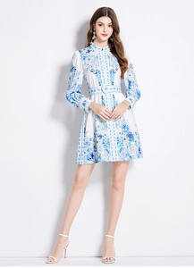 Détail de l'imprimé porcelaine bleue sur robe blanche avec ceinture bleue assortie