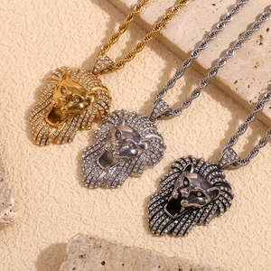 Détails de trois pendentifs tête de lion en or, argent et noir avec chaînes torsadées