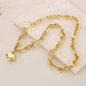 Collana a catena dorata a maglie larghe con ciondolo a cuore su base in pietra