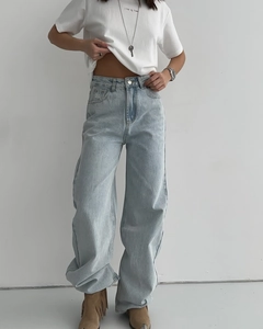 Gros plan d'un jean délavé bleu clair à taille haute avec une silhouette large et baggy