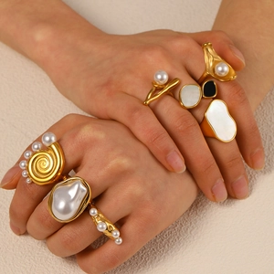 Baroque faux pearl stainless steel rings with hammer texture and gold finish for women