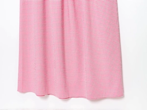 Vue détaillée macro du tissu seersucker à carreaux vichy rose et blanc et de l'ourlet