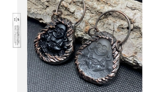 Detail von Buddha-Anhängern in Schwarz und Frostgrau mit antiken Bronzerahmen