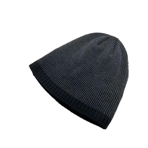 Bonnet en maille gris minimaliste et chaud pour le ski et l'hiver en extérieur