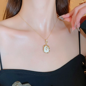 Gros plan détaillé du collier floral doré vintage avec perle et éclats de diamant