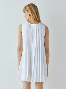 Robe mini plissée blanche sans manches avec plis accordéon verticaux vue de dos et de côté