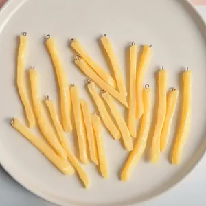 Portachiavi con patatine fritte realistiche in un piatto per ciondoli borse