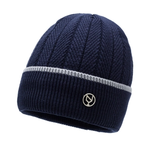 Berretto invernale blu navy in maglia con motivo a V e logo con emblema in metallo NY
