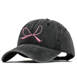 Dunkelgraue Baseballkappe aus Baumwolle mit rosa Schleifenstickerei in Seitenansicht