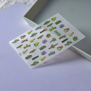 Détail macro de stickers ongles 5D cactus en relief avec motifs de plantes vertes