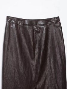 Détails de la taille d'une jupe midi marron foncé en simili cuir avec ceinture et coutures