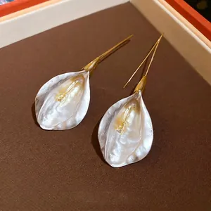 Boucles d'oreilles pétales de lys calla blanc perle avec longs crochets dorés