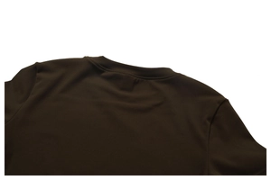 Details der Halsnaht und Stickerei an einem dunkelbraunen Yoga-Oberteil mit Fleece