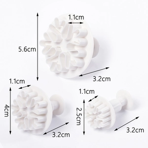 Detailed size guide of three white snowflake plungers with 5.6cm, 4cm, and 2.5cm diameters