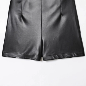 Short taille haute en similicuir noir pour femme avec texture fine et finition premium