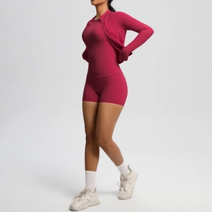 Ensemble de yoga 3 pièces bordeaux montrant veste zippée, débardeur et short de sport