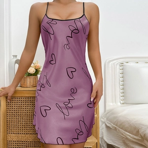 Nuisette en satin de soie fuchsia avec imprimés lettres Love et cœurs noirs pour femme